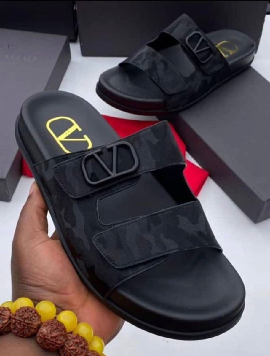 CHAUSSURES, Sandales pour hommes, confectionnées en cuir véritable, présentent un design élégant avec des brides croisées et des détails tressés.