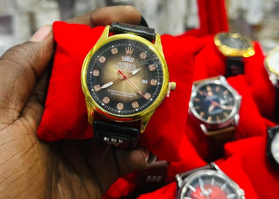 L'élégance de cette montre repose sur plusieurs codes esthétiques classiques de l'horlogerie de prestige.