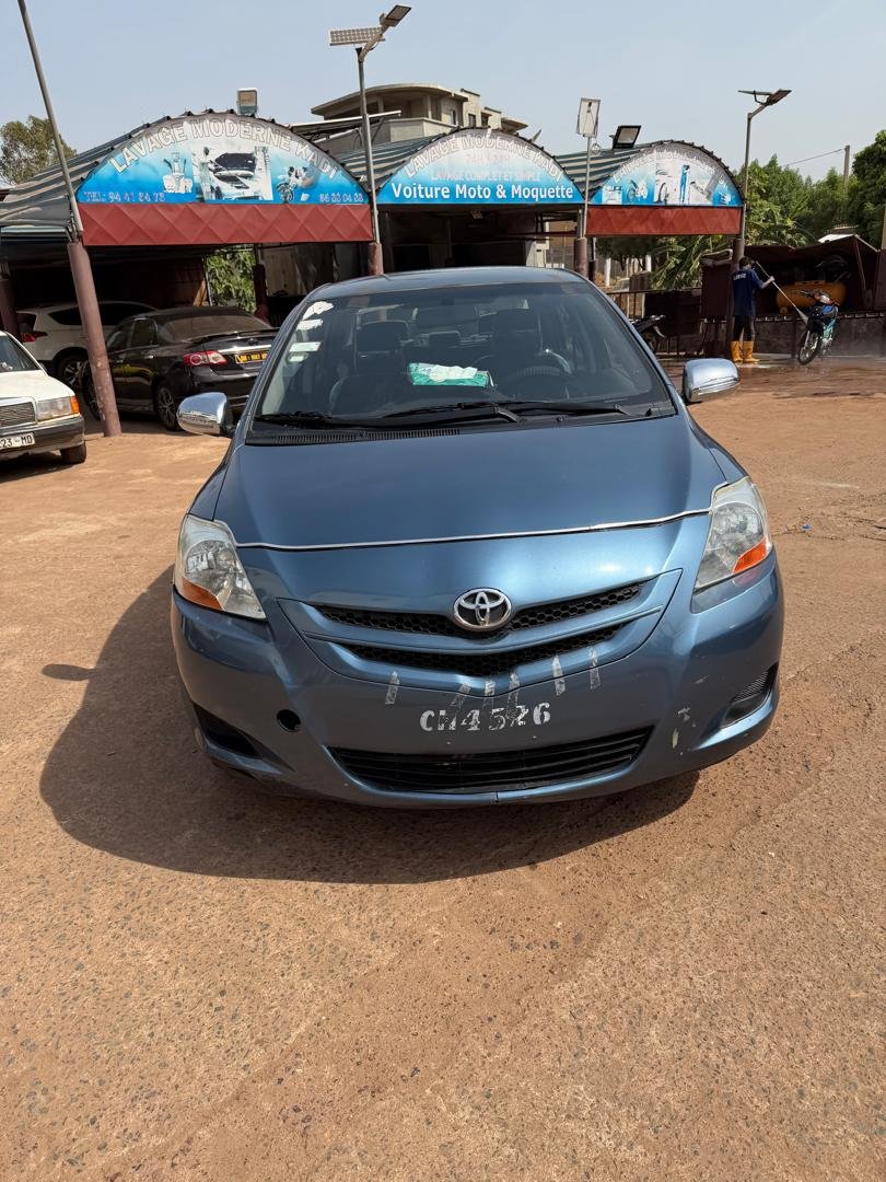 🚗 Toyota Yaris Berline – Essence Automatique 🚗  Voiture très propre, bien entretenue 👌 ✔️ Boîte automatique ✔️