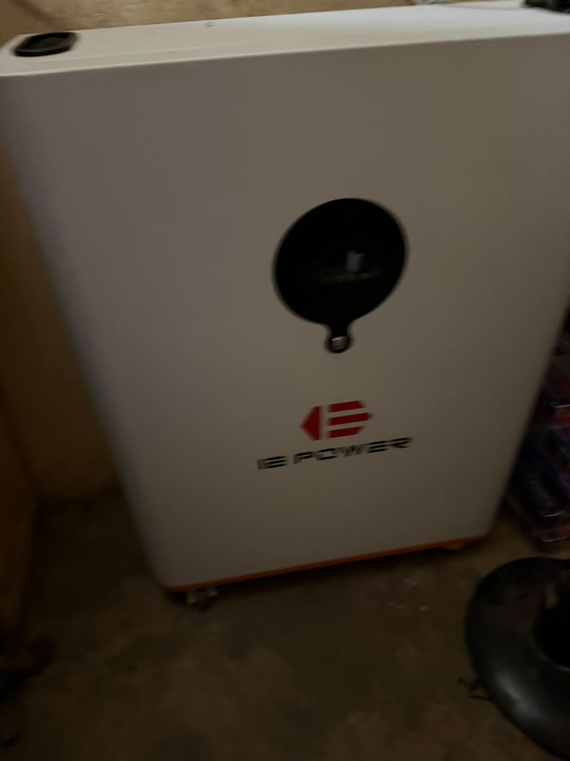 SYSTÈME SOLAIRE 10 kWh AVEC CONVERTISSEUR 8 kVA INTÉGRÉ
