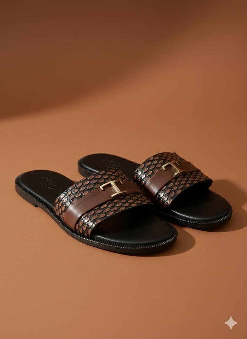 CHAUSSURES, Sandales pour hommes, confectionnées en cuir véritable, présentent un design élégant avec des brides croisées et des détails tressés.