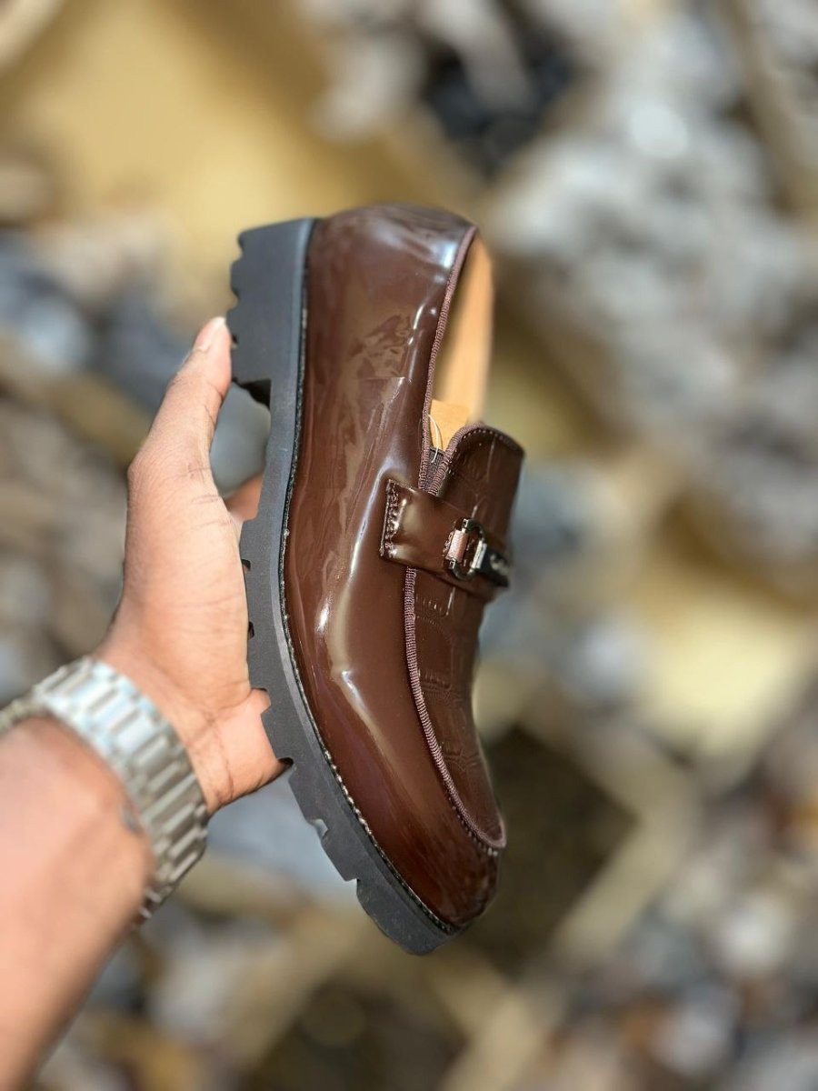 chaussures 👞 Makiss Milano vernissées* 🥰🥰🥰  Pointures : *41 42 43 44 45*  *NB: le stock est limité*