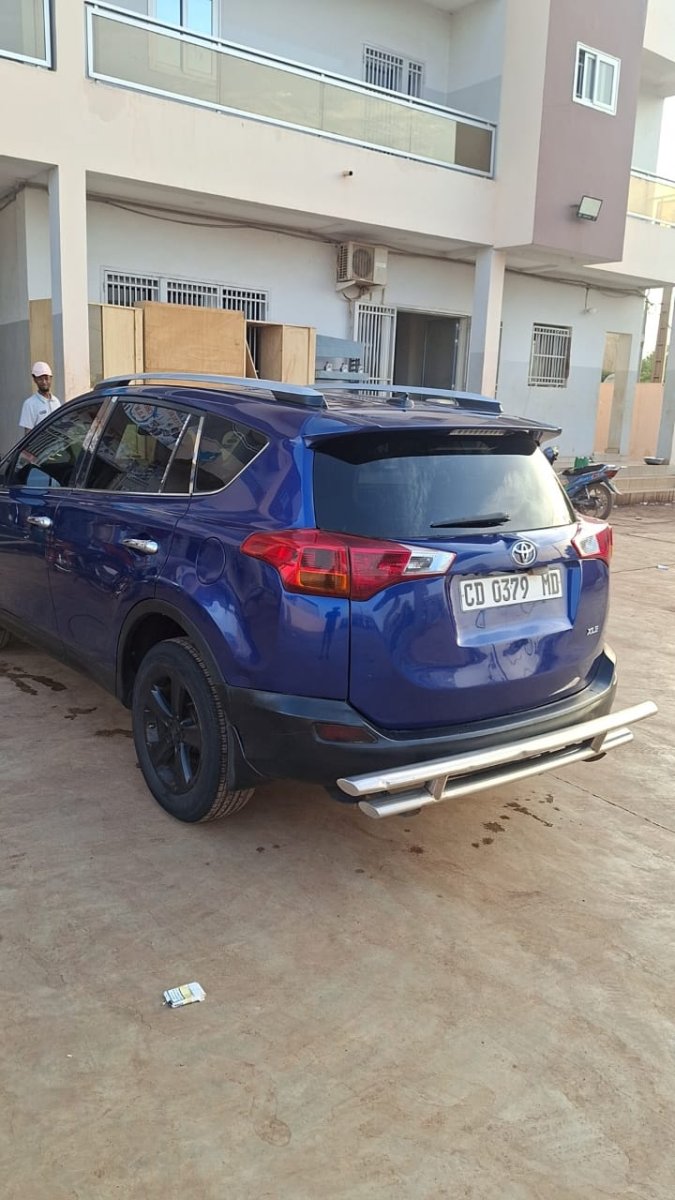 *Rav4 2015 essence 4cylindres automatique climatisée très très propre 7.800.000f cfa*     *Quasi aurevoir*