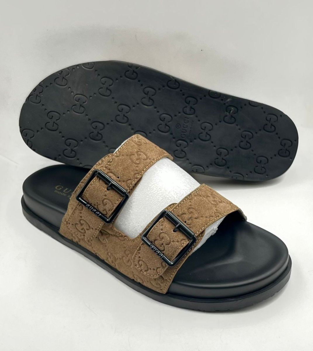 CHAUSSURES, Sandales pour hommes, confectionnées en cuir véritable, présentent un design élégant avec des brides croisées et des détails tressés.