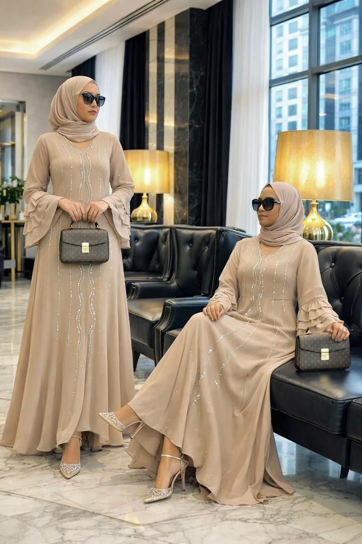 *Nouvel arrivage des jolies robes en coton avec foulard* 🥰🥰🥰                      *Votre prix ATS : 8.500f*  *Prix de vente : 10.000f à 15.000f*   *Tailles* : *Standard**Nouvel arrivage des jolies robes en coton avec foulard*   *TailleStandard*