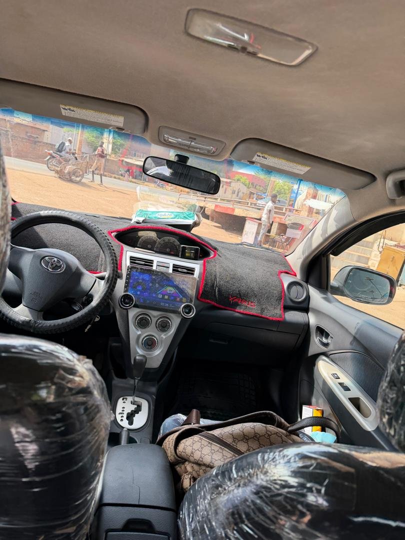 🚗 Toyota Yaris Berline – Essence Automatique 🚗  Voiture très propre, bien entretenue 👌 ✔️ Boîte automatique ✔️
