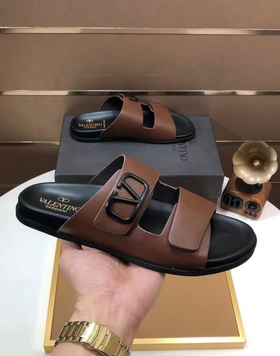 CHAUSSURES, Sandales pour hommes, confectionnées en cuir véritable, présentent un design élégant avec des brides croisées et des détails tressés.