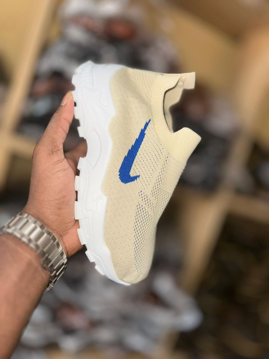 de chaussures baskets 👟 et de sports 🏀* 🥰🥰🥰  *Pointures: 37 38 39 40 41 42.*