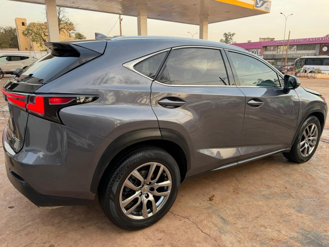 voiture LEXUS NX200T