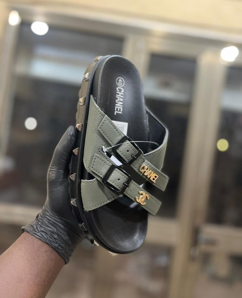 jolies chaussures *LV *Chanel * Gucci*🥰🥰🥰   *Pointure: 40 41 42 43 44 45 *  *NB: le stock est limité.*