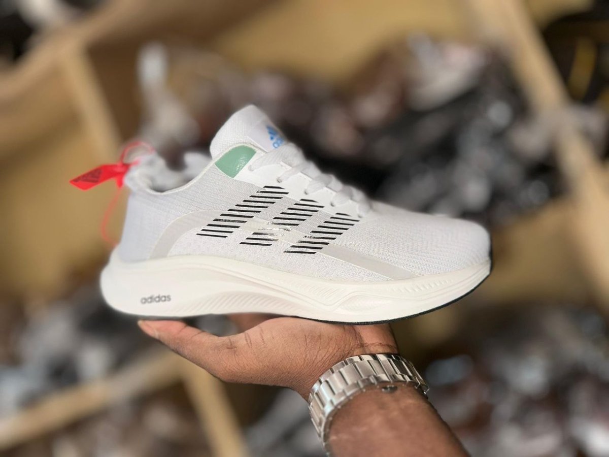 de chaussures baskets 👟 de sports 🥰🥰🥰  *Pointures: 41 42 43 44 45 46.*  *NB: le stock est limité*