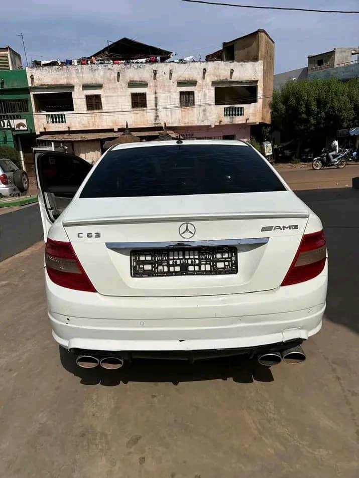 Mercedes C 63 AMG, essence, plaque BY