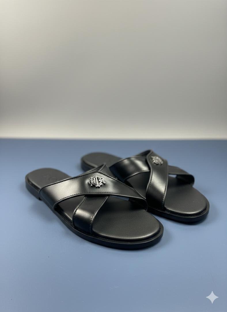 CHAUSSURES, Sandales pour hommes, confectionnées en cuir véritable, présentent un design élégant avec des brides croisées et des détails tressés.