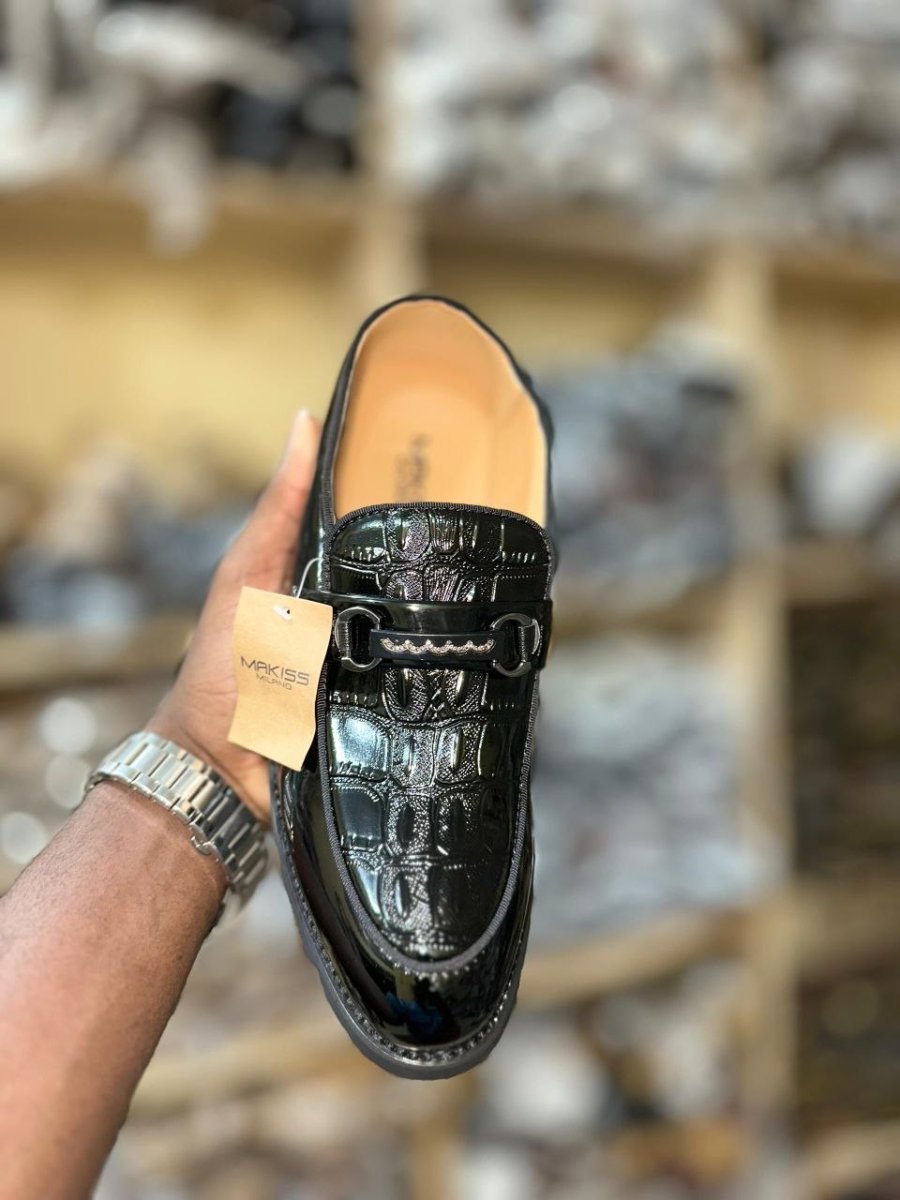 chaussures 👞 Makiss Milano vernissées* 🥰🥰🥰  Pointures : *41 42 43 44 45*  *NB: le stock est limité*
