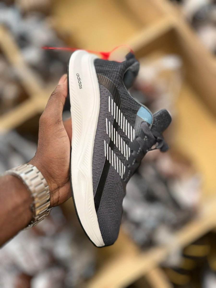 de chaussures baskets 👟 de sports 🥰🥰🥰  *Pointures: 41 42 43 44 45 46.*  *NB: le stock est limité*