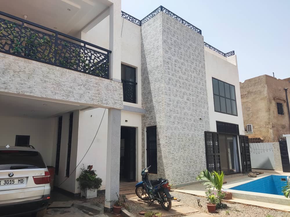 SOMPTUEUSE VILLA SÉMI-MEUBLÉE À VENDRE À KABALA