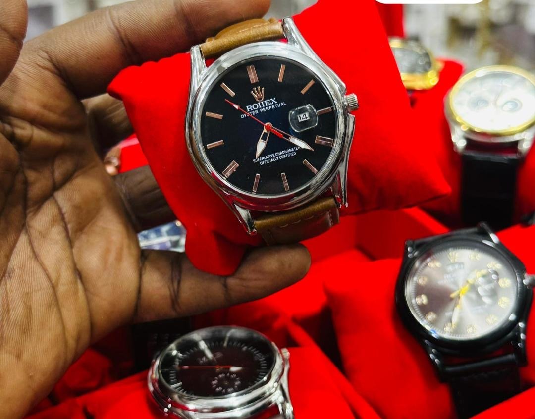 L'élégance de cette montre repose sur plusieurs codes esthétiques classiques de l'horlogerie de prestige.