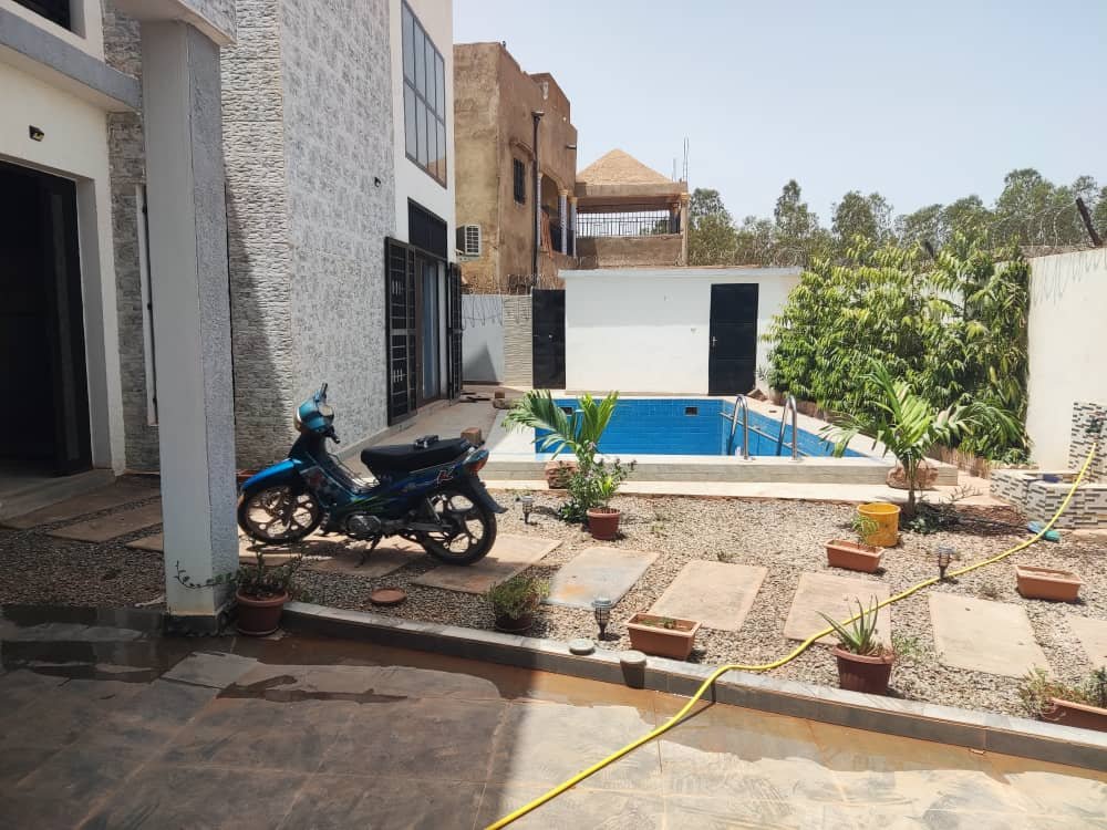 SOMPTUEUSE VILLA SÉMI-MEUBLÉE À VENDRE À KABALA