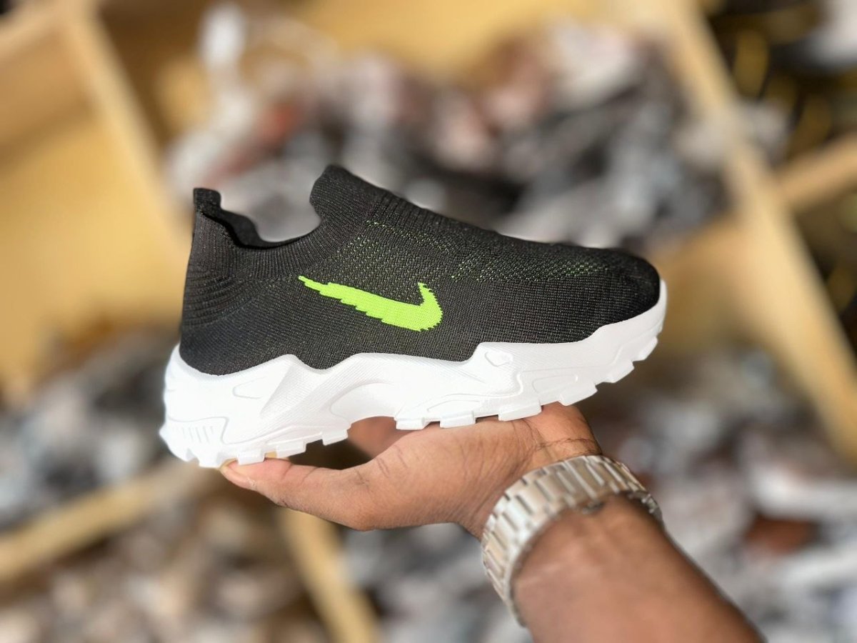de chaussures baskets 👟 et de sports 🏀* 🥰🥰🥰  *Pointures: 37 38 39 40 41 42.*