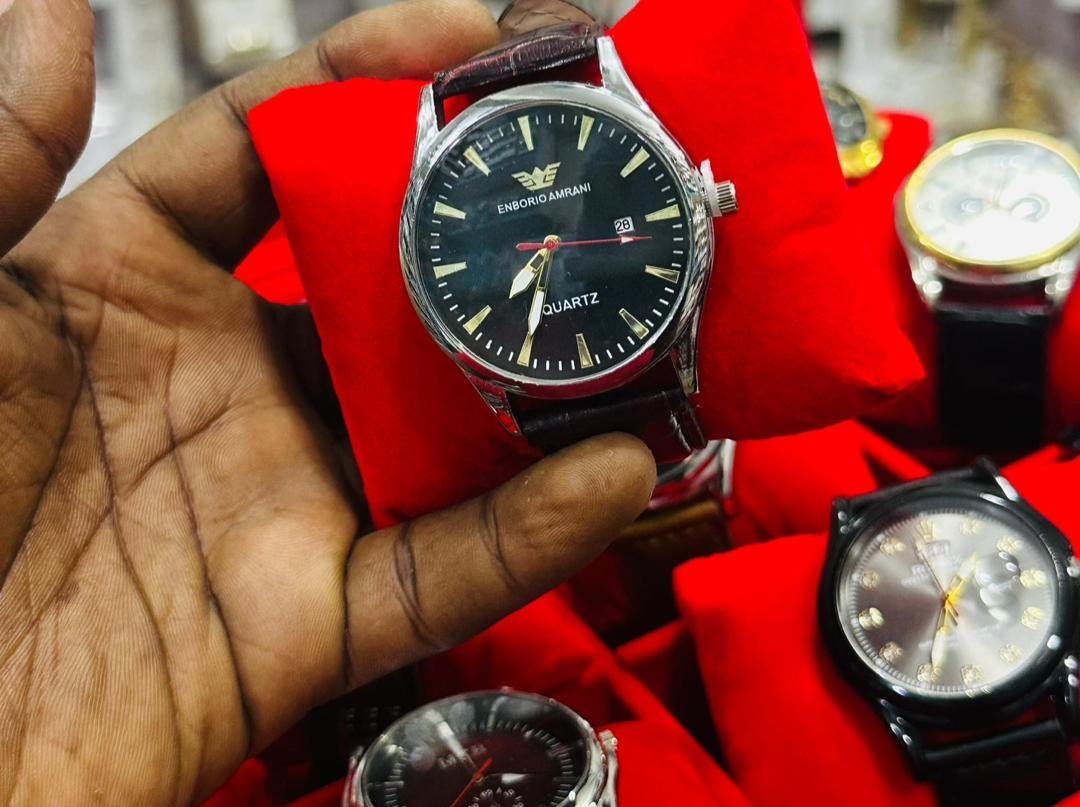 L'élégance de cette montre repose sur plusieurs codes esthétiques classiques de l'horlogerie de prestige.
