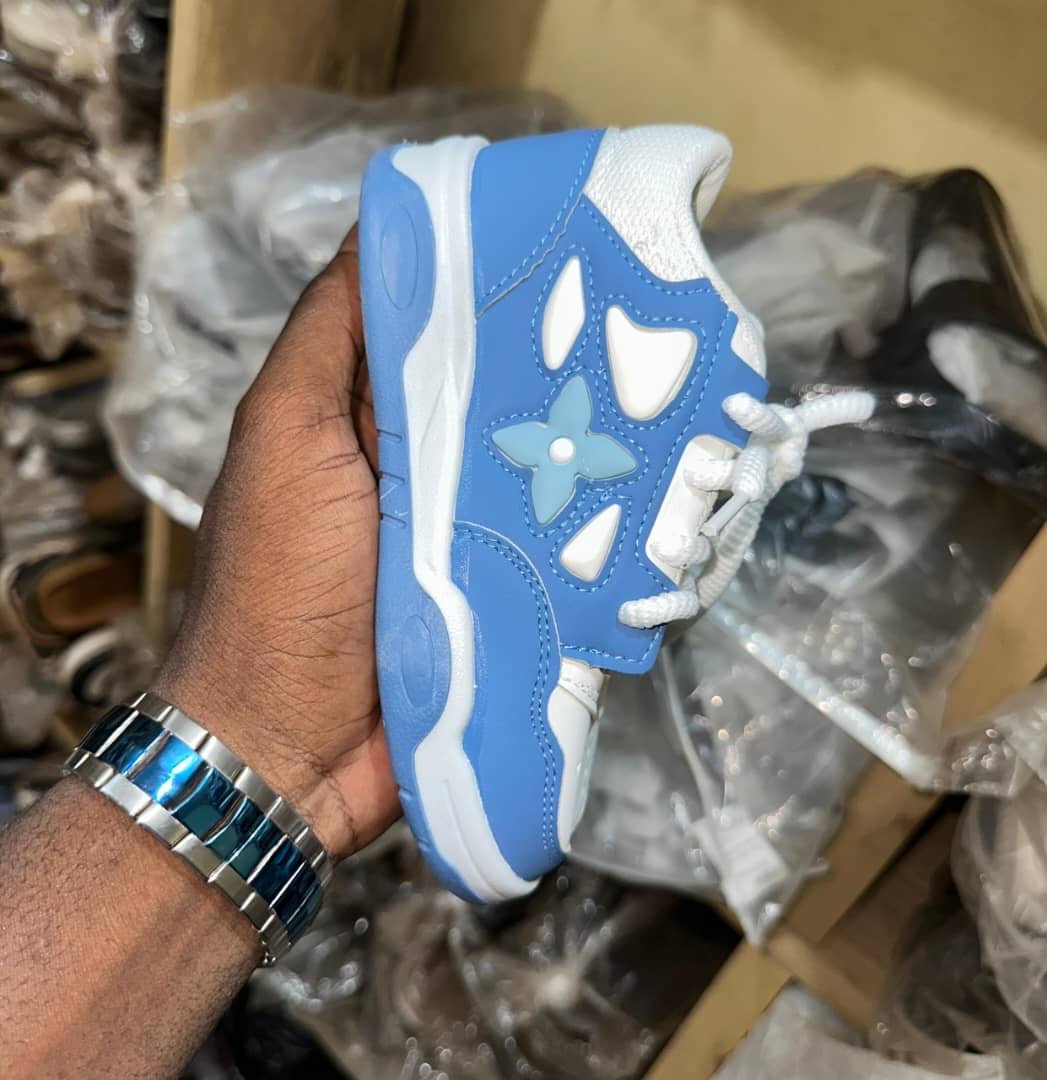 Chaussures fermées style Dior 👟 pour vos princes et princesses 🥰