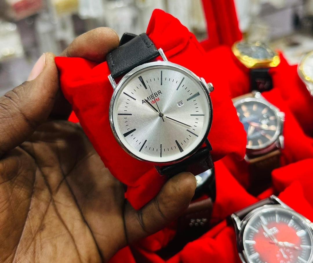 L'élégance de cette montre repose sur plusieurs codes esthétiques classiques de l'horlogerie de prestige.