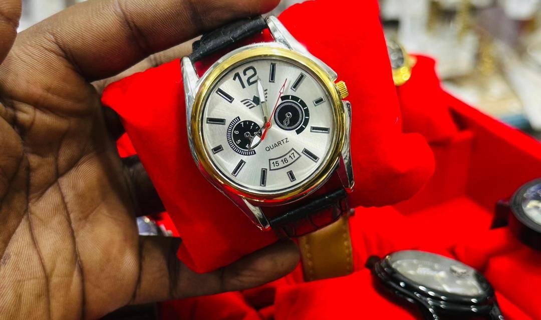 L'élégance de cette montre repose sur plusieurs codes esthétiques classiques de l'horlogerie de prestige.