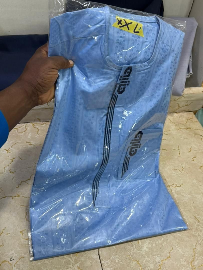 *Muse à jour de bazin très bien cousu en Ordinateur 🥰🥰🥰.*  *Bazin Super Riche Cousu 2 pièces