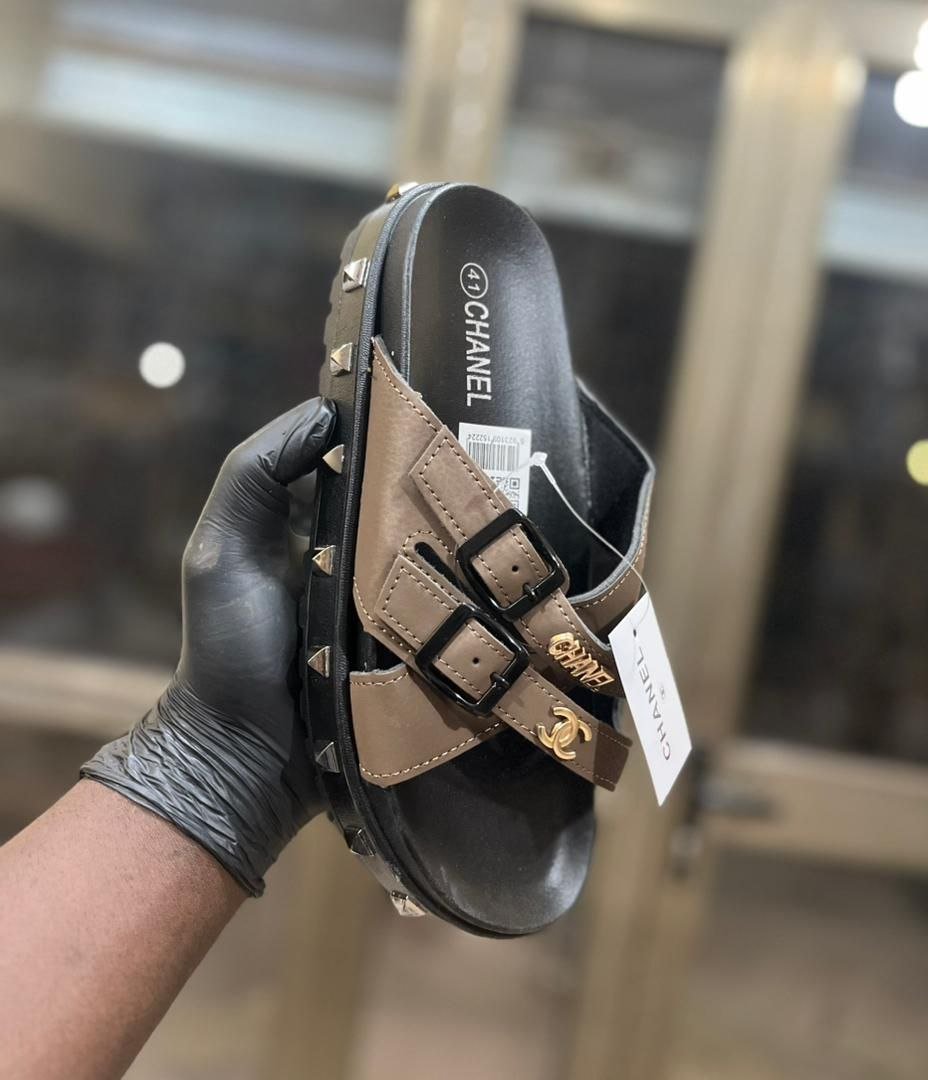 jolies chaussures *LV *Chanel * Gucci*🥰🥰🥰   *Pointure: 40 41 42 43 44 45 *  *NB: le stock est limité.*