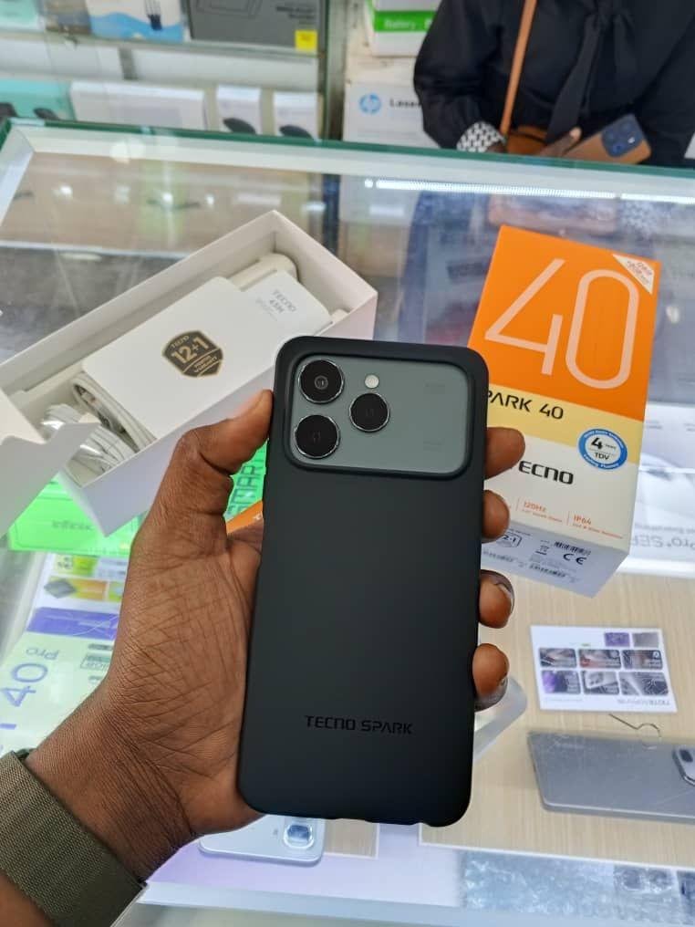 📱 TECNO SPARK 40 – 128Go / 8Go RAM 📦 Stockage : 128Go 🚀 RAM : 8Go 🔋 Batterie longue durée : 5200 mAh ⚡ Charge rapide : 45W 📺 Écran fluide : 120Hz