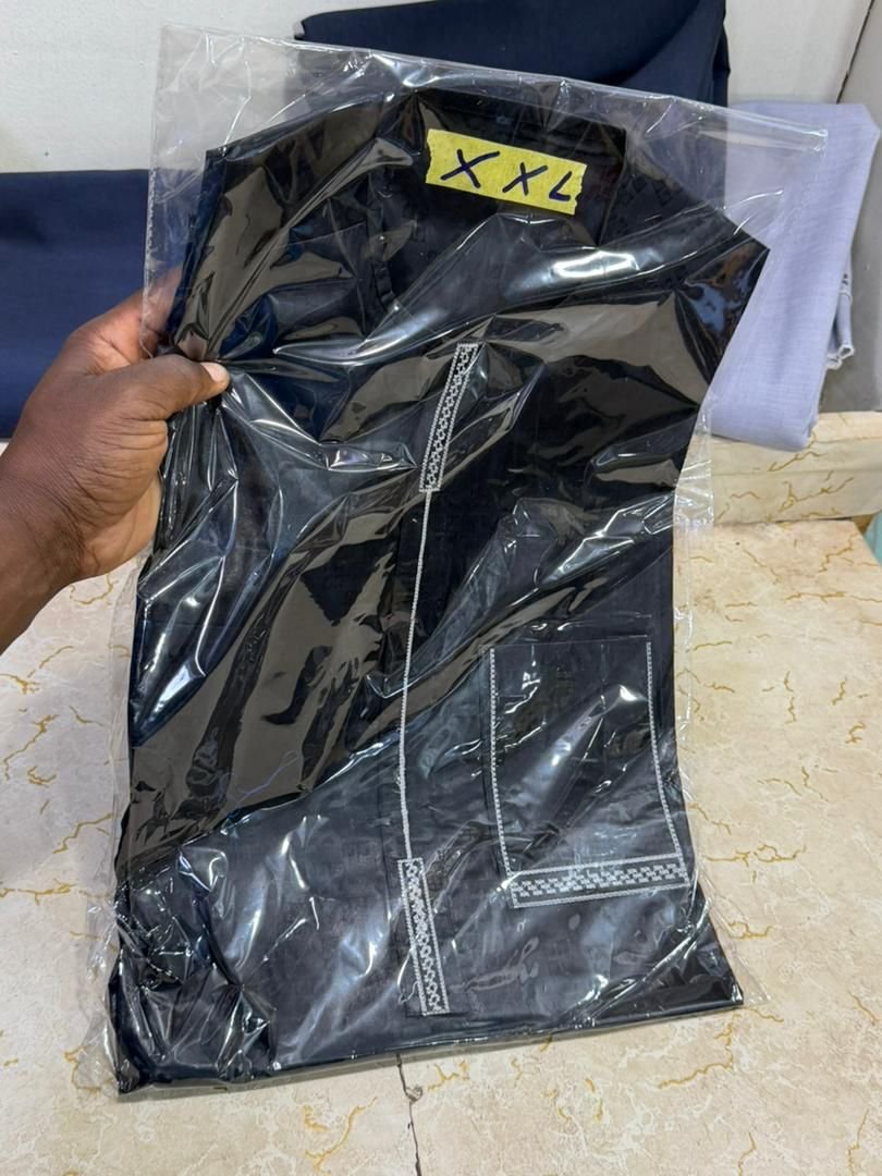*Muse à jour de bazin très bien cousu en Ordinateur 🥰🥰🥰.*  *Bazin Super Riche Cousu 2 pièces