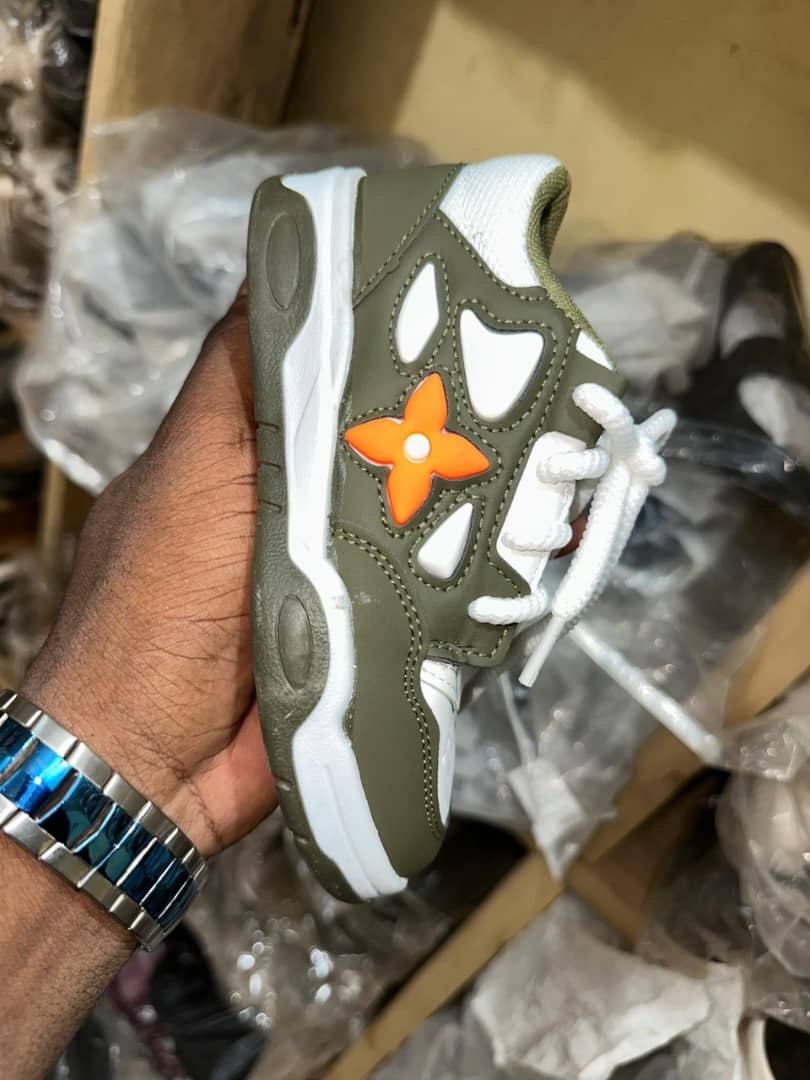 Chaussures fermées style Dior 👟 pour vos princes et princesses 🥰