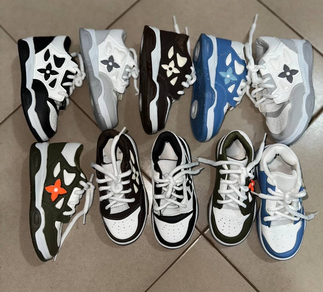 Chaussures fermées style Dior 👟 pour vos princes et princesses 🥰