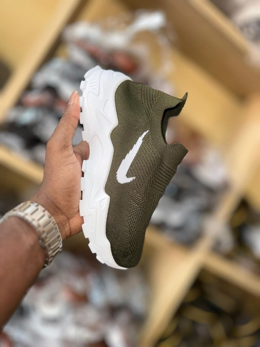 de chaussures baskets 👟 et de sports 🏀* 🥰🥰🥰  *Pointures: 37 38 39 40 41 42.*