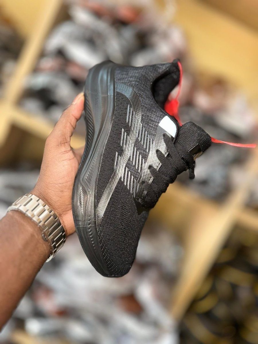 de chaussures baskets 👟 de sports 🥰🥰🥰  *Pointures: 41 42 43 44 45 46.*  *NB: le stock est limité*