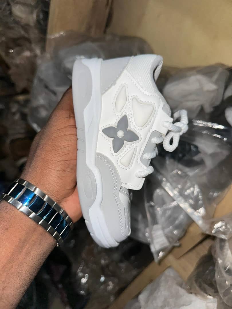 Chaussures fermées style Dior 👟 pour vos princes et princesses 🥰