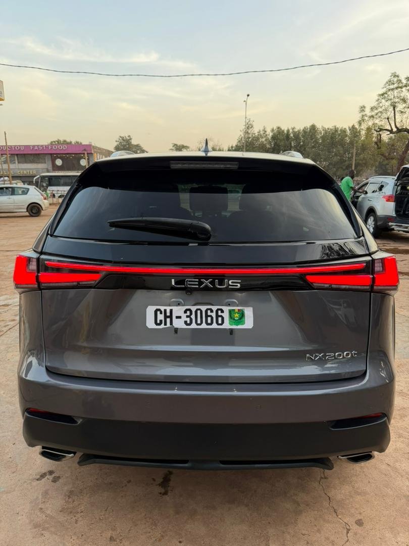 voiture LEXUS NX200T