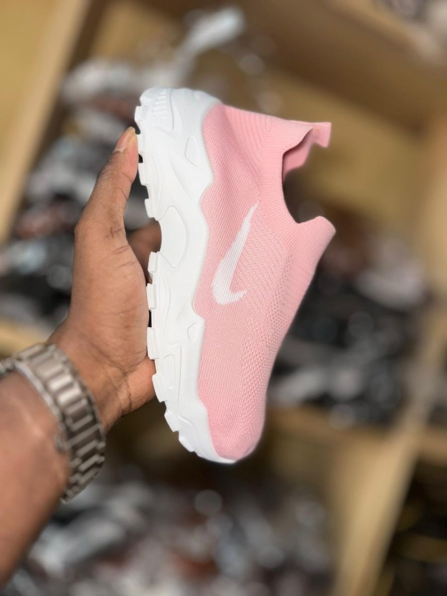 de chaussures baskets 👟 et de sports 🏀* 🥰🥰🥰  *Pointures: 37 38 39 40 41 42.*