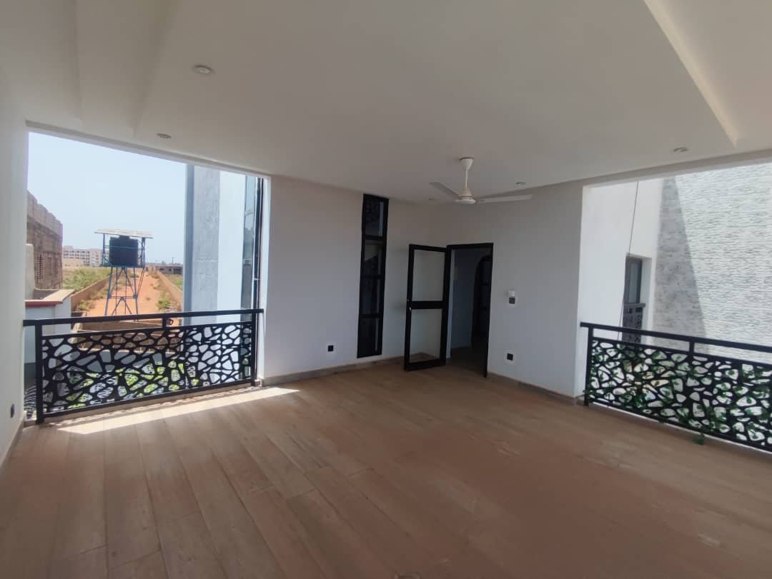 SOMPTUEUSE VILLA SÉMI-MEUBLÉE À VENDRE À KABALA