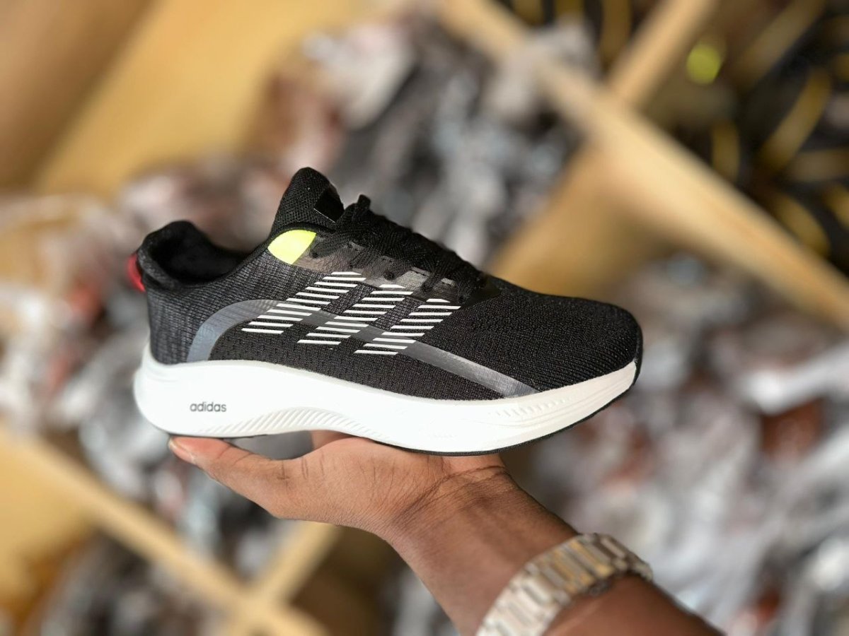 de chaussures baskets 👟 de sports 🥰🥰🥰  *Pointures: 41 42 43 44 45 46.*  *NB: le stock est limité*