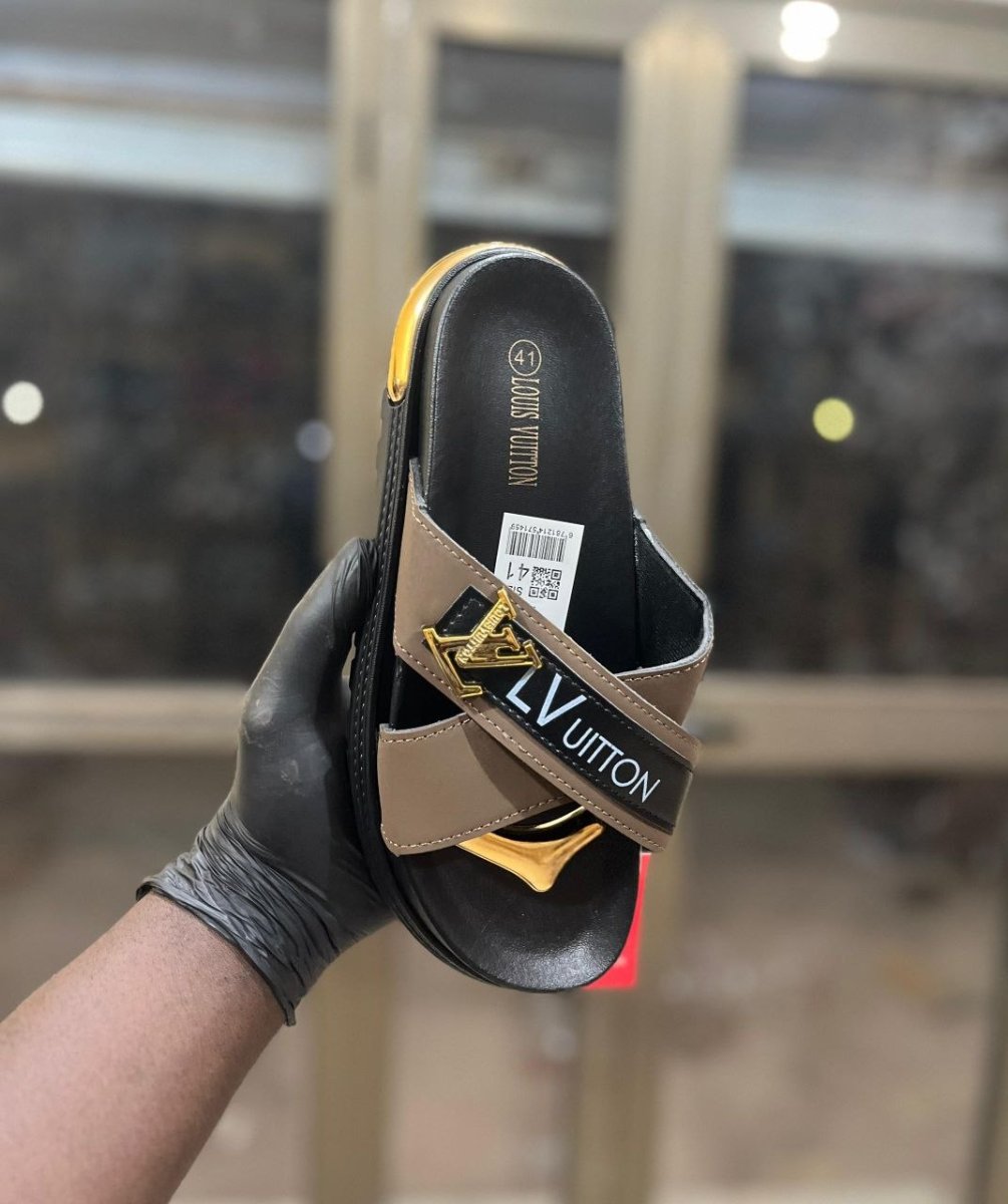 jolies chaussures *LV *Chanel * Gucci*🥰🥰🥰   *Pointure: 40 41 42 43 44 45 *  *NB: le stock est limité.*