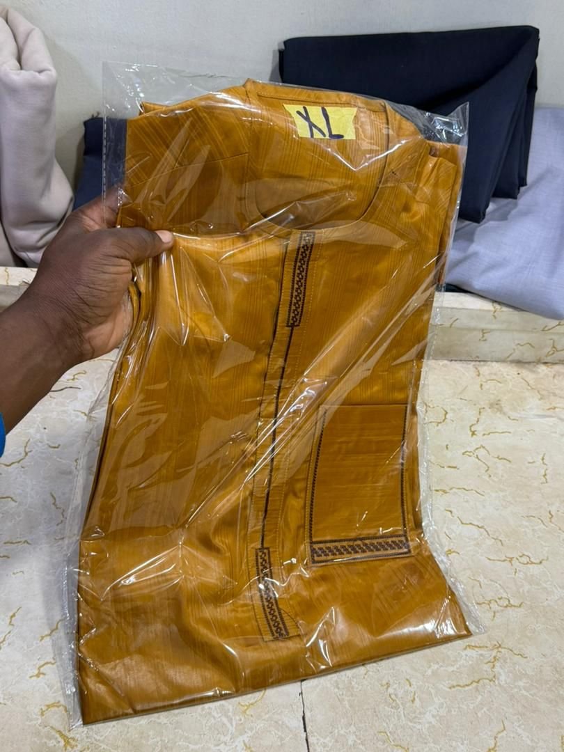 *Muse à jour de bazin très bien cousu en Ordinateur 🥰🥰🥰.*  *Bazin Super Riche Cousu 2 pièces