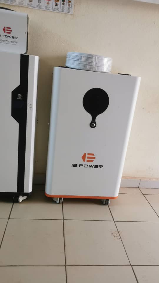SYSTÈME SOLAIRE 10 kWh AVEC CONVERTISSEUR 8 kVA INTÉGRÉ