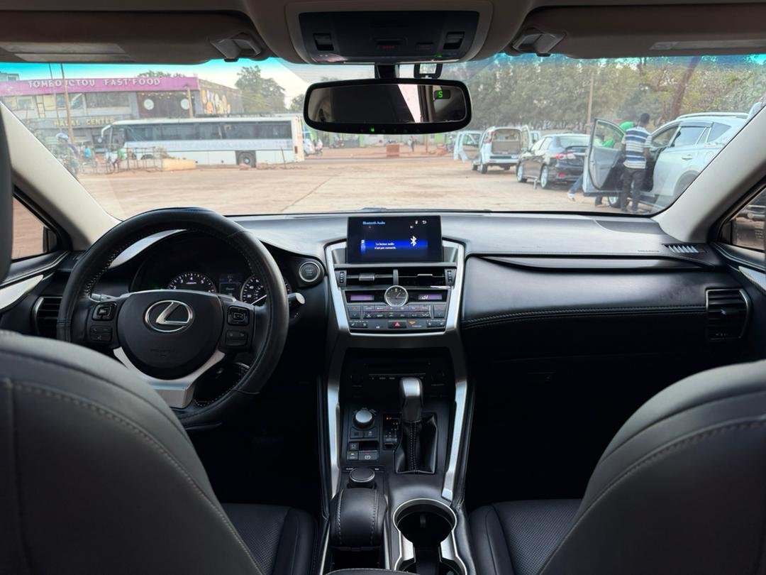 voiture LEXUS NX200T