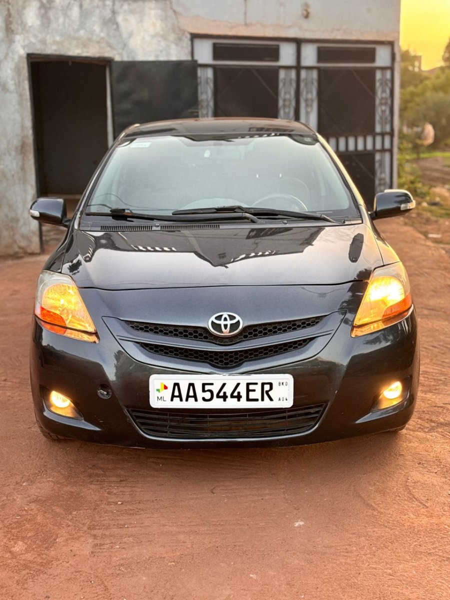🚗 Toyota Yaris Berline – Essence Automatique 🚗  Voiture très propre, bien entretenue 👌 ✔️ Boîte automatique ✔️