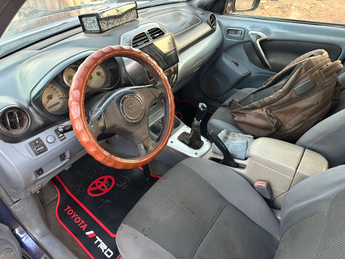 Toyota RAV4, manuelle , bien climatisée