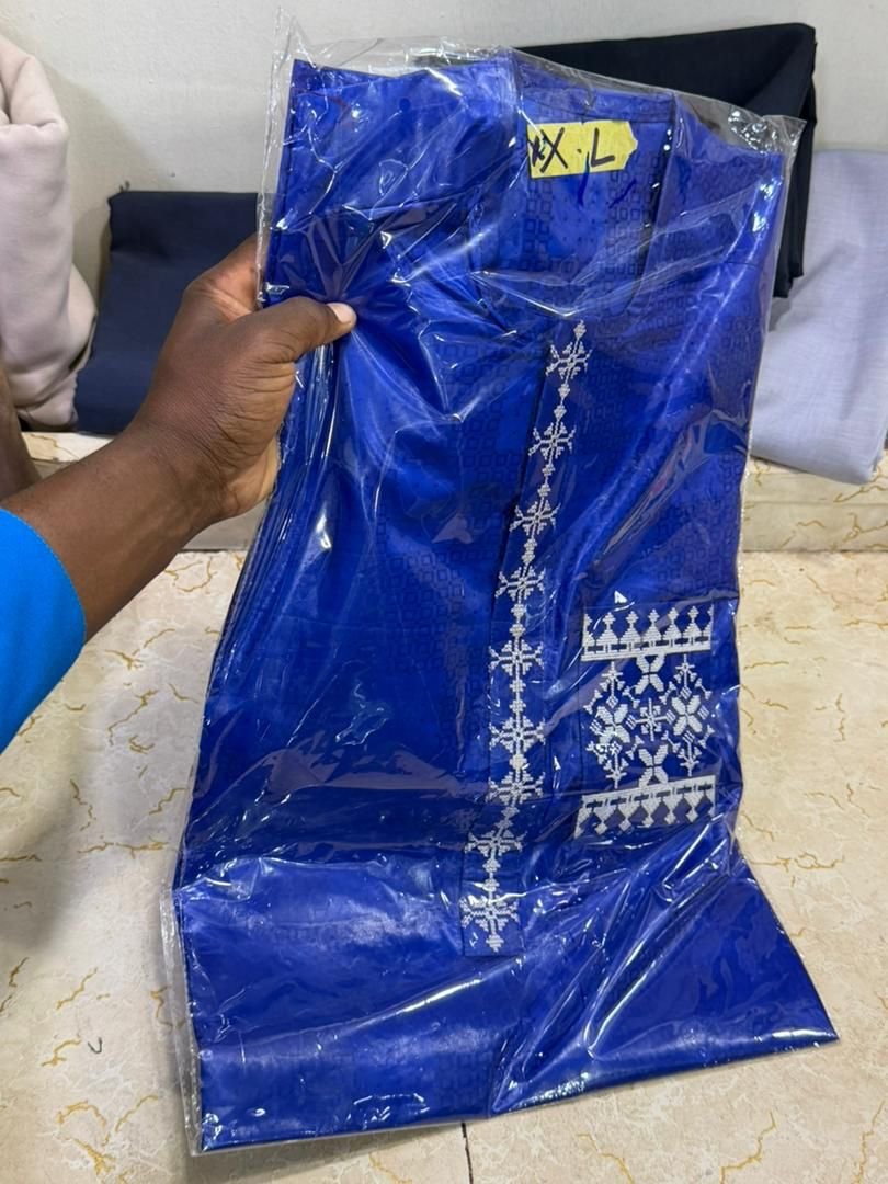 *Muse à jour de bazin très bien cousu en Ordinateur 🥰🥰🥰.*  *Bazin Super Riche Cousu 2 pièces