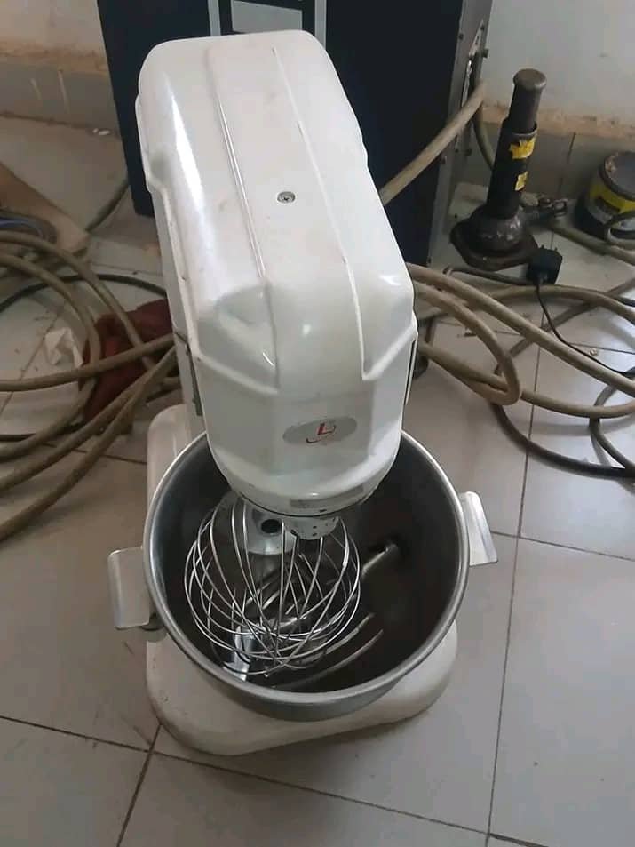 Batteuse et pétrins disponibles au 83 64 52 91