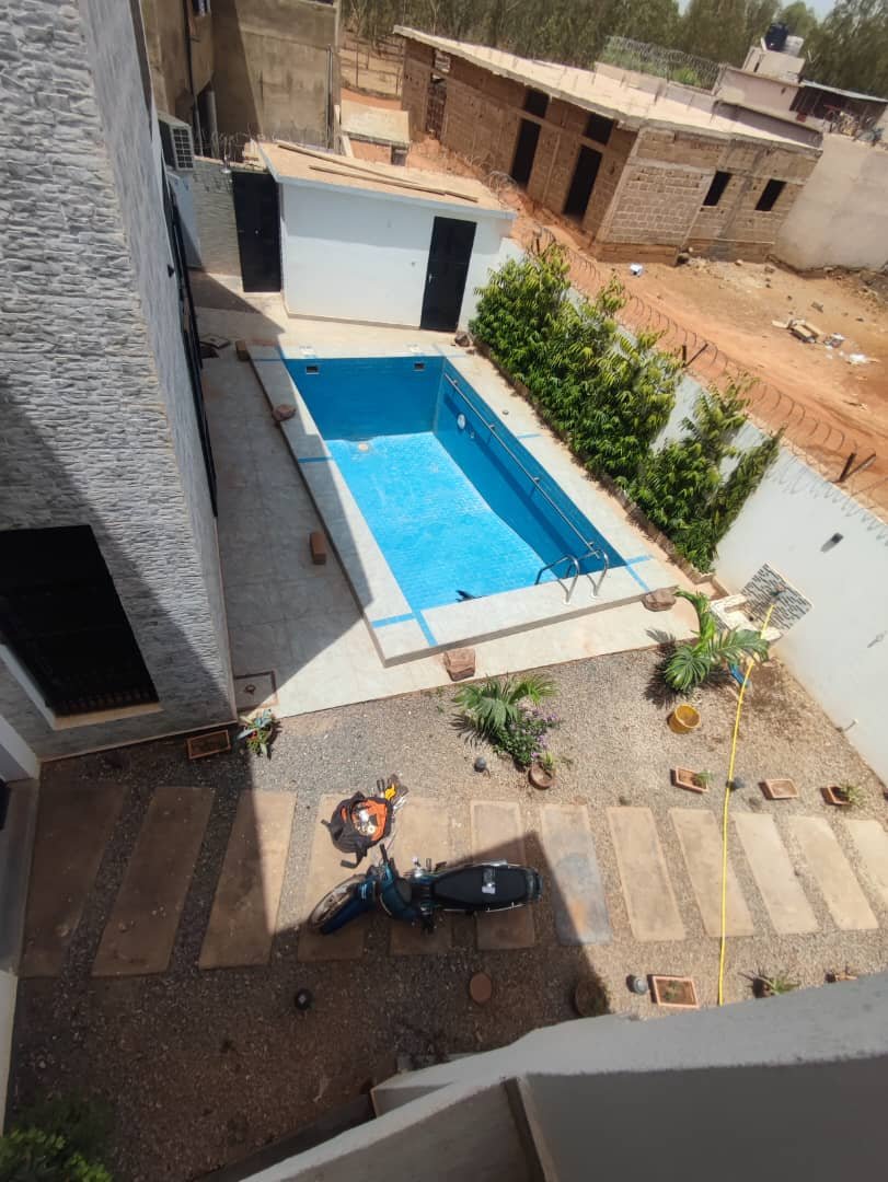 SOMPTUEUSE VILLA SÉMI-MEUBLÉE À VENDRE À KABALA