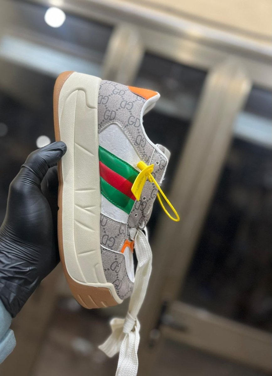 chaussures* 👟 *de Swag* 🥰🥰🥰   *Pointure: 41 42 43 44 45 46*  *NB: le stock est limité.*